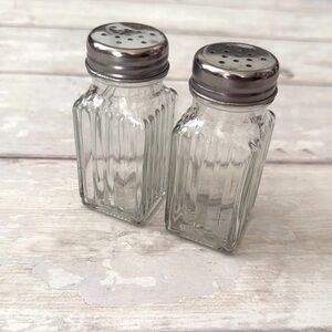 Glass Salt & Pepper Shakers Classic Retro Chrome Top Restaraunt Style Shakers